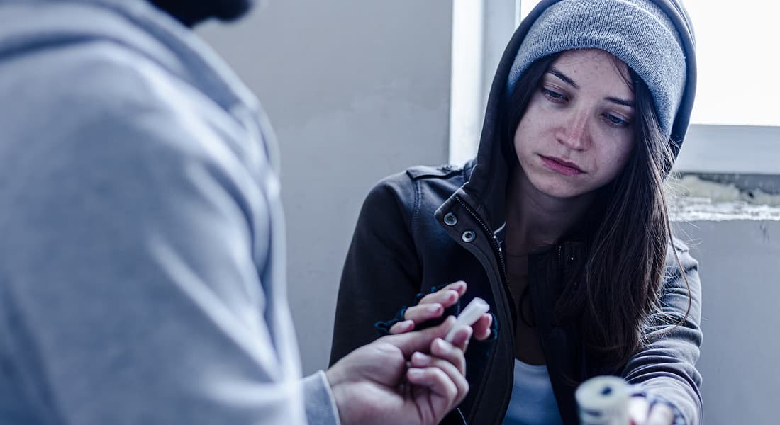 Ragazza si droga