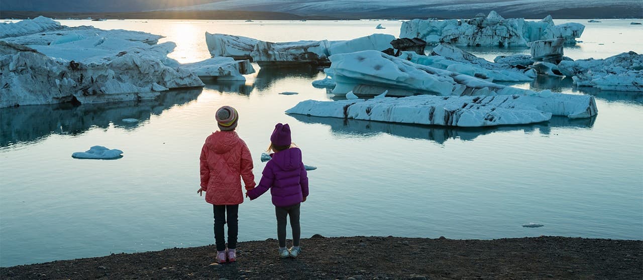 bambini guardano iceberg