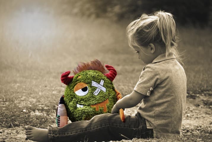 Bambina con pupazzo rotto